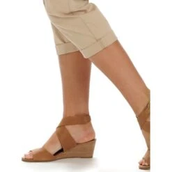 LEE Women's Flex-to-Go Relaxed Fit Cargo Capri -Heb Fashion Shop 2079192 205 alt3